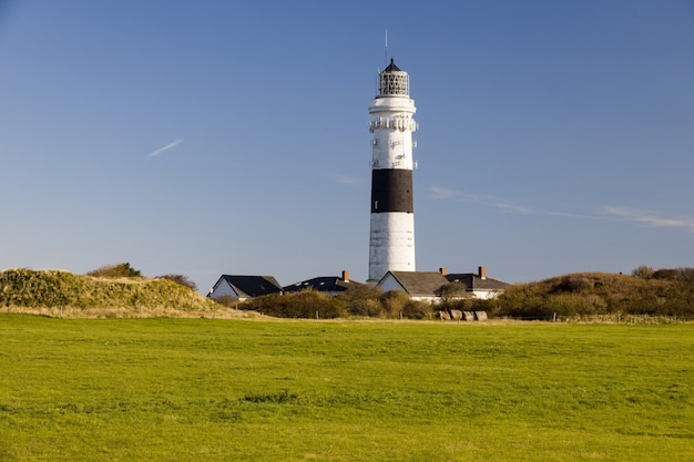 Piękny strzał latarnia morska na wyspie Sylt w Niemczech w pochmurny dzień