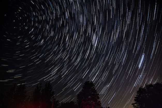 Piękny strzał na nocnym niebie z zapierającymi dech w piersiach gwiazdami