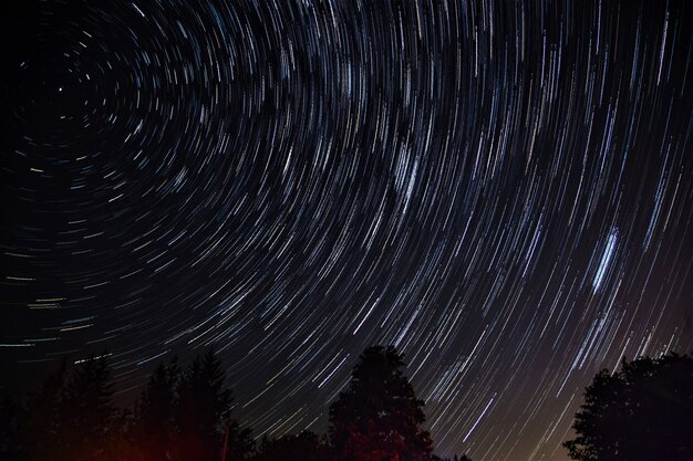 Piękny strzał na nocnym niebie z zapierającymi dech w piersiach gwiazdami