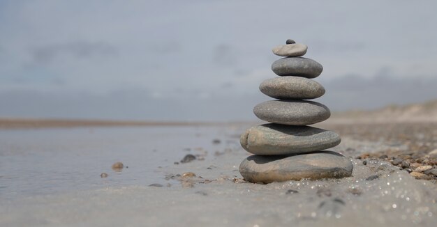 Piękny strzał sterta skały na plaży - biznesowy stabilności pojęcie