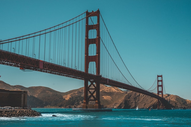 Piękny strzał z Golden Gate Bridge z niesamowitym jasnym niebieskim niebem
