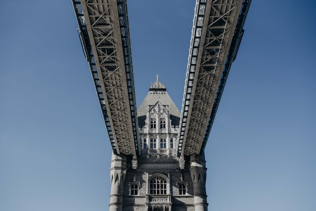 Bezpłatne zdjęcie piękny strzał z london bridge od dołu