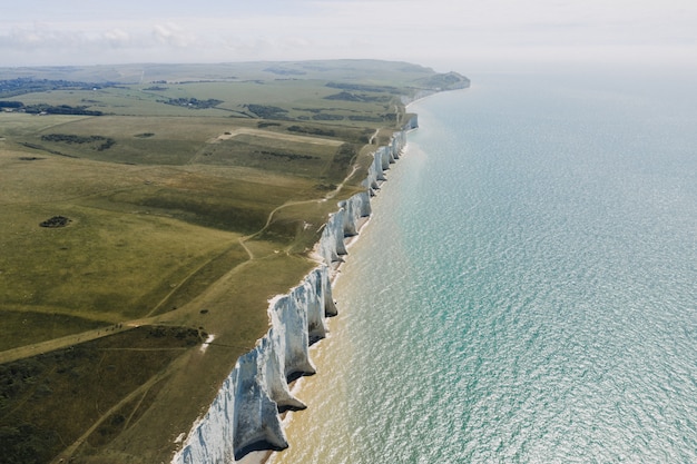 Bezpłatne zdjęcie piękny strzał z white cliffs of dover nad morzem