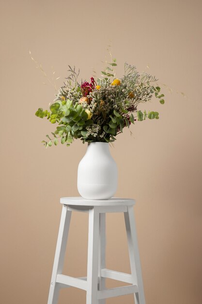 Piękny wazon z kwiatami boho na krześle