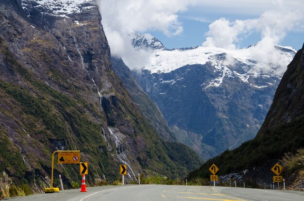 Piękny widok na drogę prowadzącą do Milford Sound w Nowej Zelandii