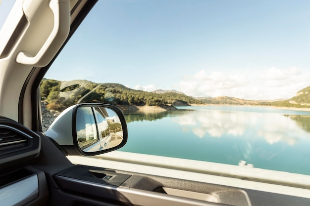 Piękny widok na jezioro natury z samochodu