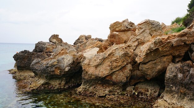 Piękny widok na kamienistą plażę z oceanem i błękitnym niebem