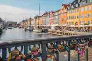 Bezpłatne zdjęcie piękny widok na kanał kolorowe budynki w nyhavn kopenhaga dania