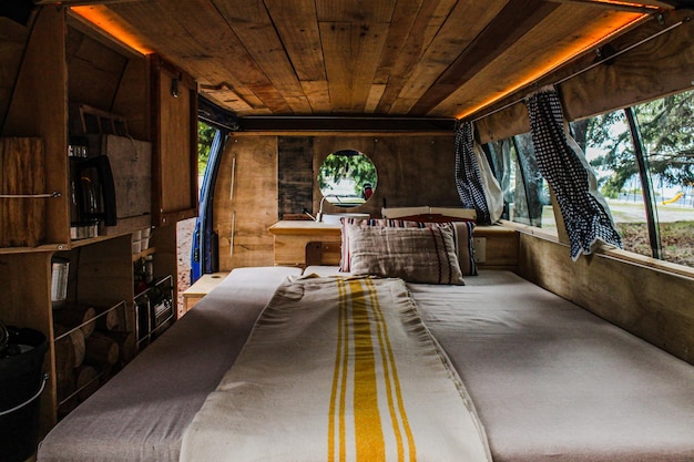 Piękny widok na łóżko w zabytkowej drewnianej furgonetce