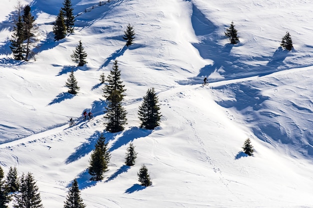 Piękny widok na ludzi jadących na rowerze przez zaśnieżone góry w Południowym Tyrolu, Dolomitach, Włoszech