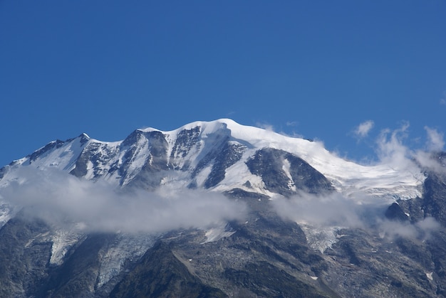 Piękny widok na Mont Blanc pokryty białymi chmurami we Francji