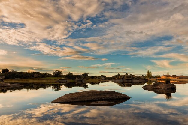 Piękny widok na naturalny obszar Los Barruecos, Malpartida of Cáceres, Hiszpania