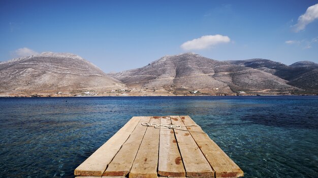 Piękny widok na Nikourię z drewnianym pomostem i górami na wyspie Amorgos