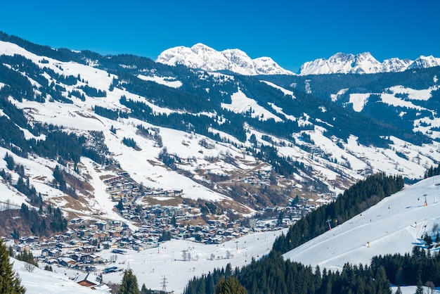 Piękny widok na ośrodek narciarski Saalbach zimą