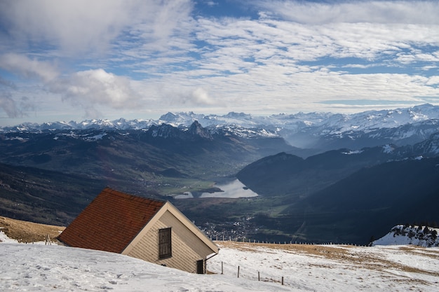 Piękny widok na pasmo górskie Rigi w słoneczny zimowy dzień z ceglanymi budynkami