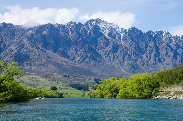 Piękny widok na pasmo górskie The Remarkables w Queenstown w Nowej Zelandii