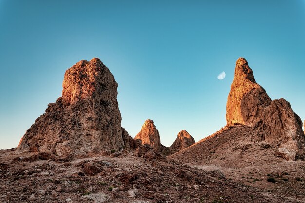 Piękny widok na Pinnacles Trona w Kalifornii