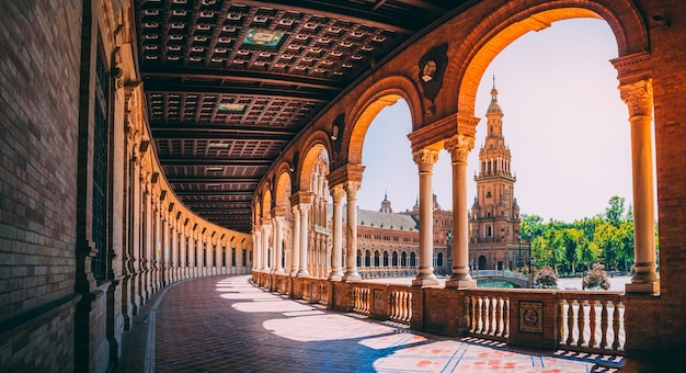 Piękny widok na Plaza de Espana w Sewilli w Hiszpanii?