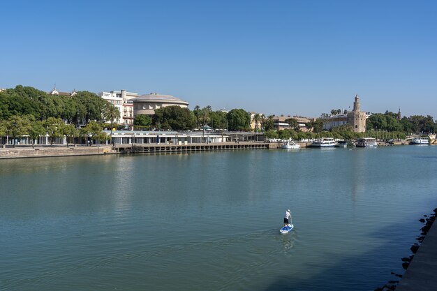 Piękny widok na rzekę w Sewilli w Hiszpanii