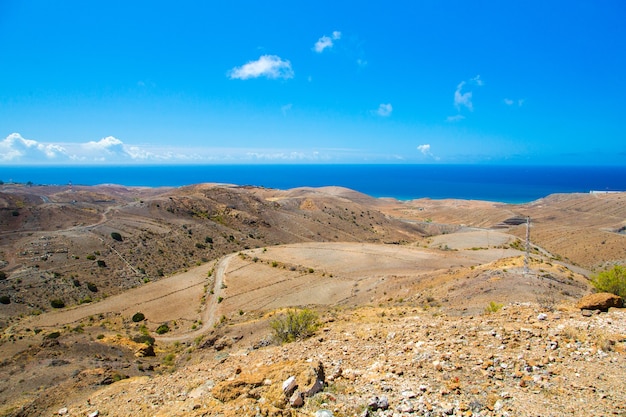 Piękny widok na skalisty punkt orientacyjny na wyspie Gran Canaria, Hiszpania