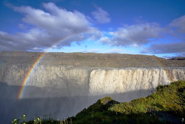 Piękny widok na tęczę nad wodospadem Godafoss w północno-wschodnim regionie Dettifoss w Islandii