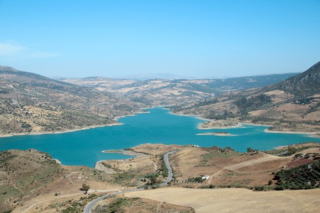 Piękny widok na turkusowe jezioro w pobliżu Zahara de la Sierra, park przyrody Grazalema, Hiszpania