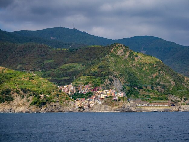 Piękny widok na wioskę Manarola we Włoszech