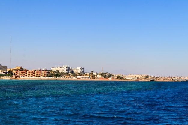 Piękny widok na wybrzeże z domami i hotelami w hurghadzie, egipt. widok z morza czerwonego