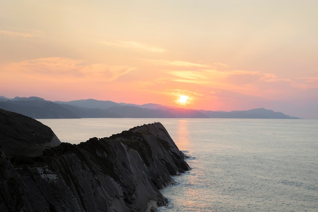 Bezpłatne zdjęcie piękny widok na zachód słońca z oceanem?