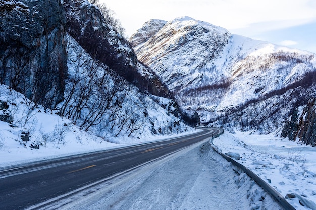 Piękny widok na zamarzniętą drogę w środku mroźnej zimy w norwegii