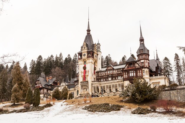 Piękny widok na zamek Peles w Sinaia, Rumunia. Średniowieczny zamek