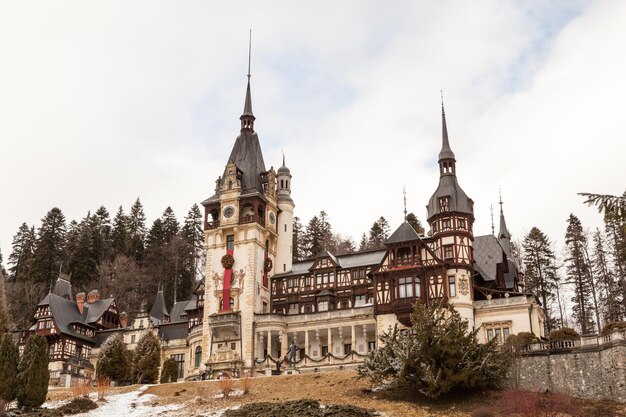 Piękny widok na zamek Peles w Sinaia, Rumunia. Średniowieczny zamek