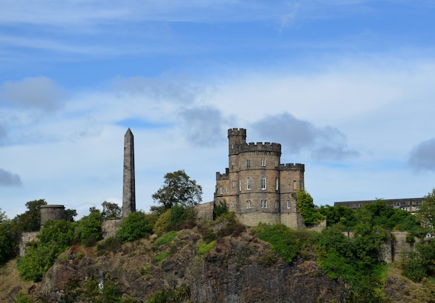 Piękny widok na zamek w Edynburgu na Castle Rock w Szkocji.