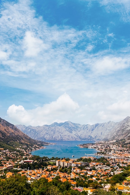 Piękny widok na zatokę Kotor i miasto Kotor; Czarnogóra