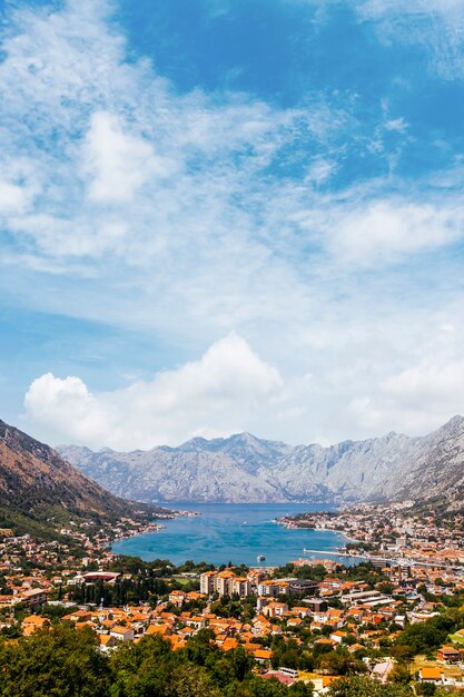 Piękny widok na zatokę Kotor i miasto Kotor; Czarnogóra