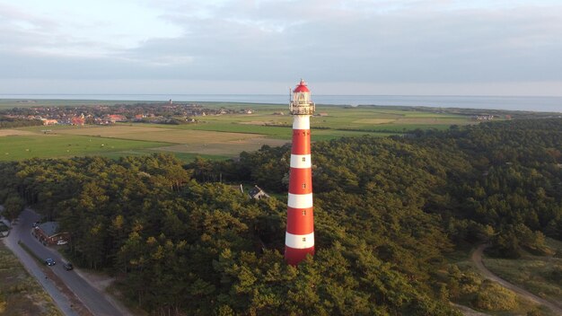 Piękny widok z lotu ptaka na latarnię morską Bornrif otoczoną bujnymi drzewami w Ameland w Holandii