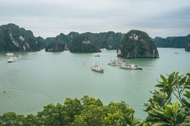 Piękny widok z lotu ptaka na zatokę Ha Long