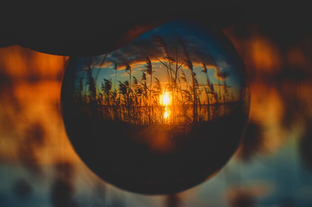 Piękny wschód słońca do góry nogami widok z perspektywy kryształowej kuli