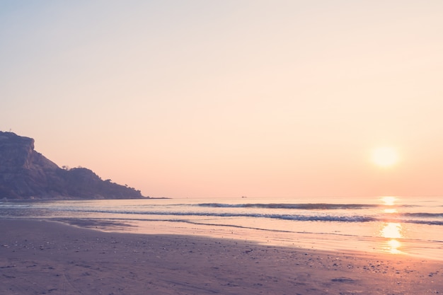 Piękny wschód słońca na plaży