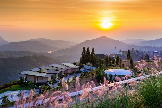 Piękny wschód słońca w świątyni Wat Phra That Pha Son Kaew w Khao Kho Phetchabun, Tajlandia.