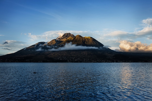 Piękny wulkan Imbabura i jezioro San Pablo w Ekwadorze