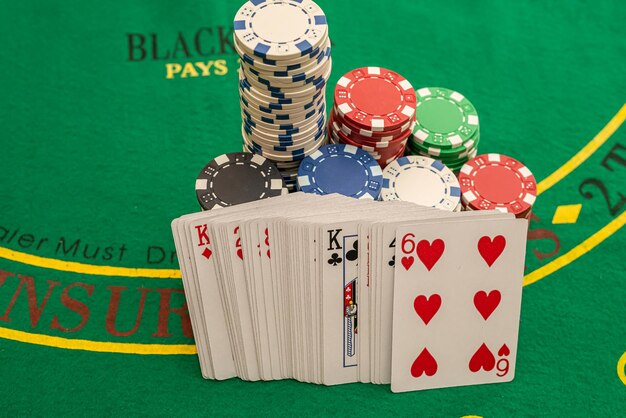 Piękny wzór pokera z góry na zielonym, przestronnym, nowym stole do pokera. koncepcja gry w pokera. koncepcja podniecenia