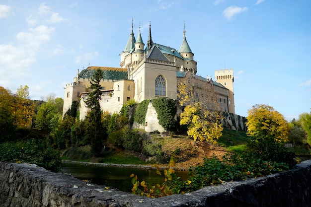 Piękny zabytkowy zamek Bojnice na Słowacji w ciągu dnia
