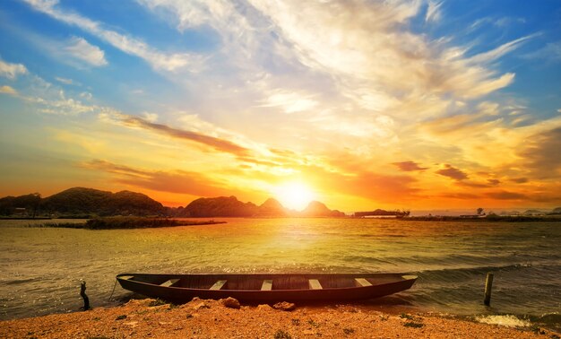Piękny zachód słońca na plaży krajobraz z łodzi