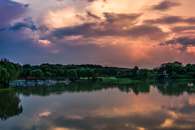 Piękny zachód słońca nad jeziorem lasu