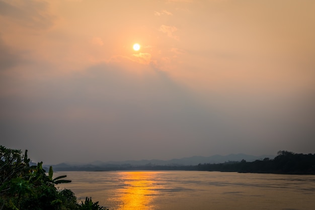 Piękny zachód słońca w jeziorze (filtrowane obrazu przetwarzane rocznika