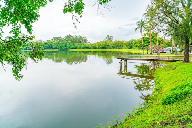 Piękny zielony park z jeziorem, Ang Kaew w Chiang Mai Universi