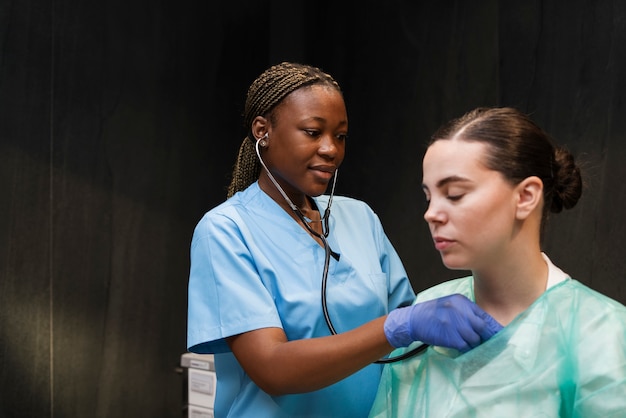 Bezpłatne zdjęcie pielęgniarka nosząca peelingi podczas pracy w klinice