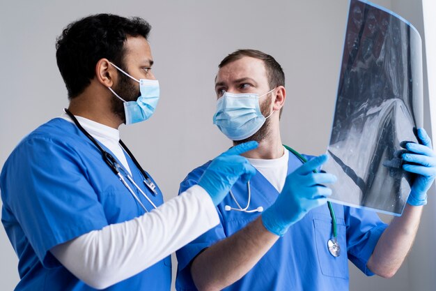 Pielęgniarki patrzące na średni strzał radiografii