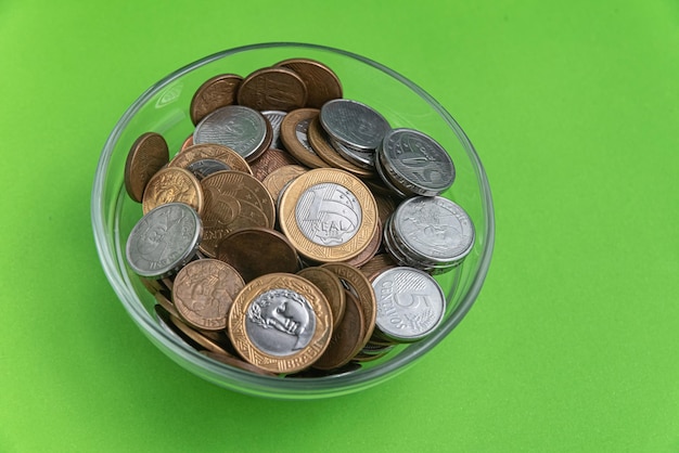 Bezpłatne zdjęcie pieniądze - monety brazylijskie - na szklanej misce